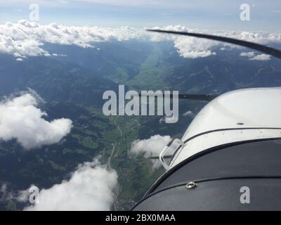 Österreicher wunderschöne Berglandschaft von einem kleinen Flugzeug aus gesehen 2017 Stockfoto
