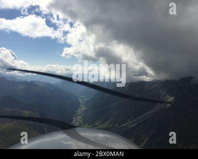 Österreicher wunderschöne Berglandschaft von einem kleinen Flugzeug aus gesehen 2017 Stockfoto