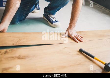 Bodenbelagdienste - Laminatinstallation auf schwimmende Weise Stockfoto