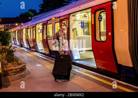 LONDON/ENGLAND - 2. Juni 2020: U-Bahn-Zug in London während der Coronavirus-Pandemie 2020 mit einem ‘Bitte halten Sie Ihre Distanz’-Schild Stockfoto