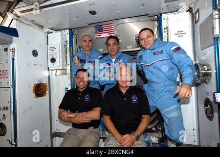 ISS - 31. Mai 2020 - die neu erweiterte Expedition 63 Crew mit NASA Astronauten (erste Reihe, von links) Bob Behnken und Doug Hurley, die gerade eingestiegen sind Stockfoto