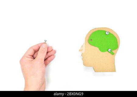 Psychische Erkrankungen, ptsd und Trauma Rehabilitation, Hilfe, Behandlung, Unterstützung, Psychotherapie und Erholung Konzept. Handbefestigung lose Schraube Gehirn. Stockfoto