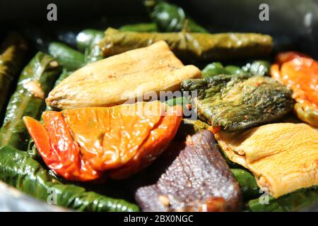 Getrocknete rote Paprika und Auberginen, gefüllt mit Hackfleisch, Reis, Kräutern und Gewürzen aus der Türkei. Gefüllte Paprika, ein traditionelles türkisches Essen in Gaziant Stockfoto