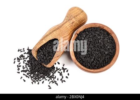 Nigella sativa oder Schwarzer Kreuzkümmel in Holzschale isoliert auf weißem Hintergrund. Draufsicht. Flaches Lay. Stockfoto