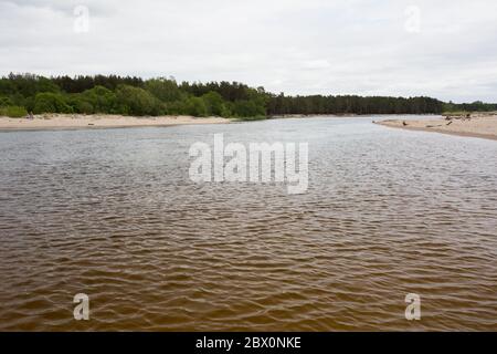 Stadt Carnikava, Lettland. Grüne Natur im Sommer mit Fluss Gauja und Wellen. 03.06.2020 Stockfoto