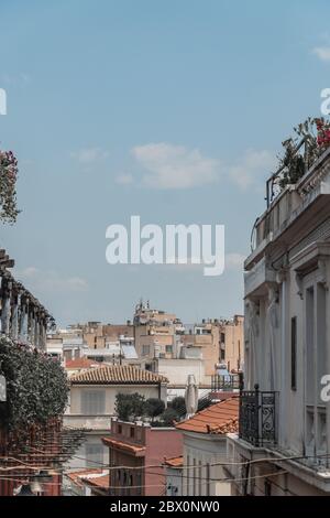 Athens Straße im vertikalen Format. Reisen nach Griechenland, Europa. Dächer Stockfoto