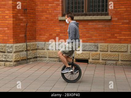 Krakau. Krakau. Polen. Junger maskierter Mann auf einem Monocycle. Stockfoto