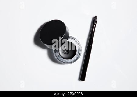 Konzeptionelles Bild von Kosmetik Eye Liner. Topview. Stockfoto