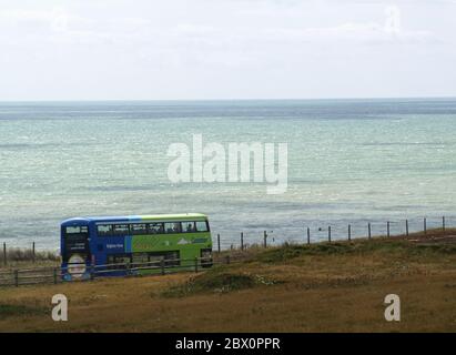 Der Coaster Doppeldeckerbus auf der A259 in der Nähe von Rottingdean entlang des Ärmelkanals Stockfoto