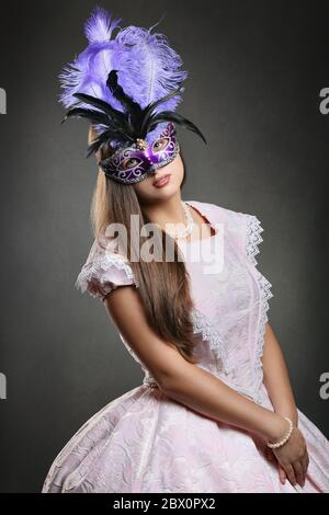Schöne Frau in rosa historischen Kleid mit lila venezianischen Maske. Karneval in Venedig Porträt Stockfoto