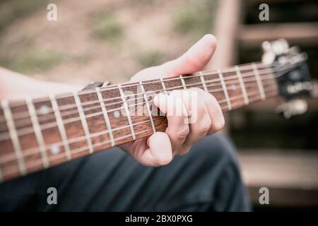 Technik des Spielens der elektrischen Gitarre - ein Mann, der draußen spielt - schwere Hard Rock und Blues Musik Stockfoto