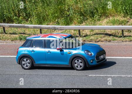 2015 Blue Union Jack Mini Cooper; Fahrzeug Verkehr bewegende Fahrzeuge, Autos fahren Fahrzeug auf UK Straßen, Motoren, Autofahren auf der Autobahn M6 Autobahn Stockfoto