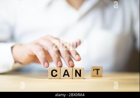 Selbstentwicklungskonzepte mit Text können oder können nicht und Business Person.positive thinking.Confidence des Menschen.Motivation für den Erfolg Stockfoto