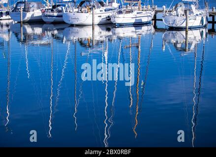 02. Juni 2020, Mecklenburg-Vorpommern, Kirchdorf (poel): Segelboote sind im Hafen von Kirchdorf auf der Ostseeinsel Poel zu sehen. Foto: Jens Büttner; DPA-Zentralbild/dpa-Zentralbild/ZB Stockfoto