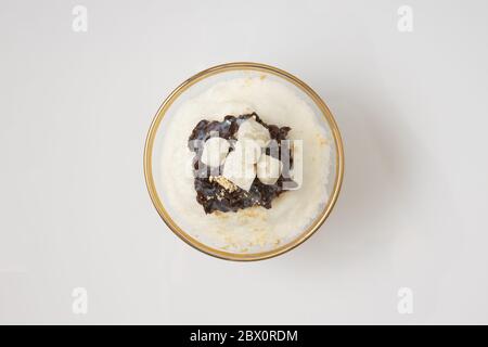 Topview und BingSu. Es ist Adzuki-Bohnenpaste, Milch, Eis, klebrigen Reiskuchen, Fruchtcocktail, und so etwas auf rasierte Eis. Es ist süß und ve Stockfoto