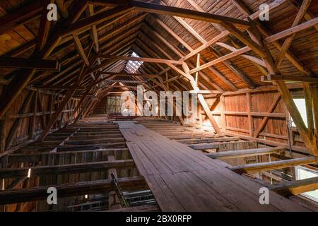 Interieur der großen alten Holzrahmenscheune in Deutschland während der Renovierung, Obergeschoss Weitwinkel-Aufnahme Stockfoto