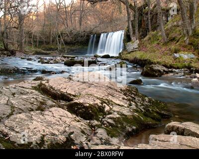 Sgwd Ddwli Uchaf oder Upper Gushing Falls am Fechan River im Brecon Beacons National Park, South Wales, Großbritannien Stockfoto