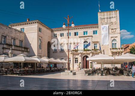 Zadar, Kroatien - Juli 24 2018: Volksplatz in der Altstadt von Zadar. Die Leute schlendern herum und genießen Essen in den Restaurants Stockfoto