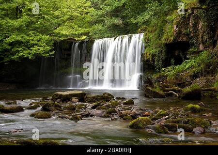 Sgwd Ddwli Uchaf oder Upper Gushing Falls am Fluss Neath im Brecon Beacons National Park Stockfoto