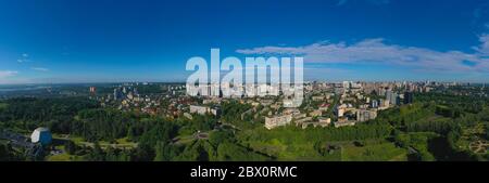 Luftpanoramic im Sommernachmittag über Pechersky Bezirk von Kiew aus dem Botanischen Garten. Stockfoto