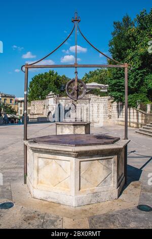 Zadar, Kroatien - Juli 24 2018: Platz der fünf Brunnen in der Altstadt von Zadar. Sie wurden einst gebaut, um die Menschen der Stadt mit Wasser zu versorgen Stockfoto