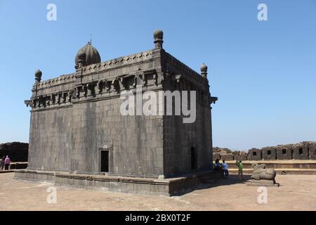 Jagadishwar Tempel mit Nandi Stier vor, Raigad Fort, Maharashtra, Indien Stockfoto