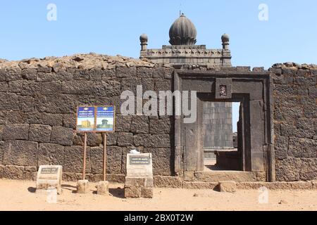 Eingangstor zum Jagadishwar Tempel, Raigad Fort, Maharashtra, Indien Stockfoto