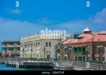 Bridgetown, Barbados Karibik - 22. September 2018: Holzboardwalk an der Careenage in der Marina von Bridgetown. Weiße Wolken am blauen Himmel. Kopierbereich Stockfoto