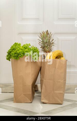 Kontaktlose Lieferung während der Zeit der Coronovirus-Pandemie Stockfoto