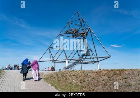 Schlackenhaufen an der Beckstraße, Tetraeder Schlackenhaufen, Wanderer, Wanderer, Bottrop, Deutschland, Stockfoto