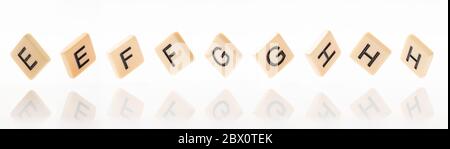 Alphabet E,F,G,H Wortblock mit weißem Hintergrund. Stockfoto