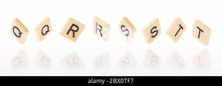 Alphabet Q,R,S,T Wortblock mit weißem Hintergrund. Stockfoto