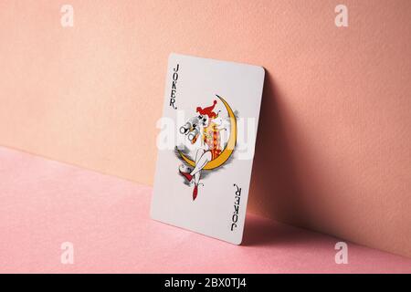 Joker Spielkarte auf rosa Hintergrund. Stockfoto