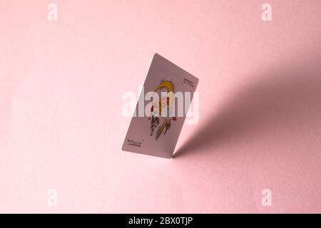 Joker Spielkarte auf rosa Hintergrund. Stockfoto