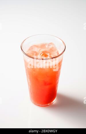 Ein Wassermelonensaft mit Eis auf weißem Hintergrund. Stockfoto