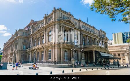 Buenos Aires, Argentinien - 20. Januar 2019, Touristen besuchen die alte majestätische teatro (Theater) Colon im Herzen der Stadt Stockfoto