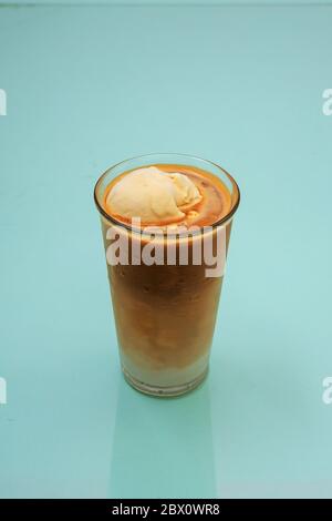 Ein Dessert mit Espresso-Kaffee auf Eis. Stockfoto
