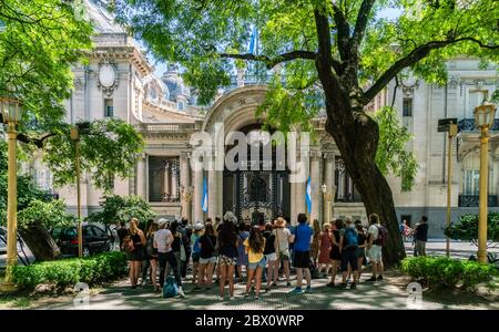 Buenos Aires, Argentinien - 20. Januar 2019, große Gruppe Tourist hören Guide of Buenos Aires kostenlose Touren vor dem Palacio San Martin Stockfoto