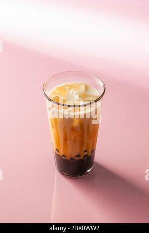 Eiskaramellatte auf rosa Hintergrund. Stockfoto