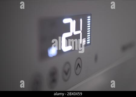 24 Grad Celsius, wie durch die digitale Flüssigkeit der Klimaanlage angezeigt. Stockfoto