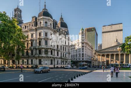 Touristen, die den Plaza de Mayo (Maiplatz) in Buenos Aires, Argentinien - 21. Januar 2019 betreten und verlassen Stockfoto