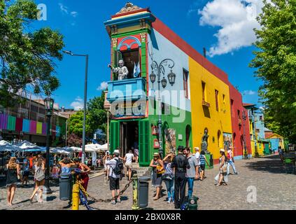 La Boca, Buenos Aires, Argentinien - 22. Januar 2019, Touristen machen Bilder und besuchen die berühmten farbigen Häuser in Caminito Stockfoto