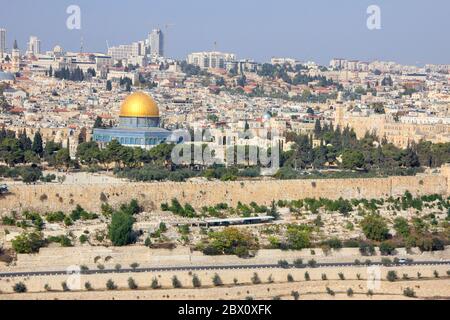 Noch Blick auf den Ölberg und Teil der Stadt Jerusalem mit Autos auf der Straße in der Nähe des Tempelbergs Stockfoto