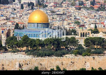 Noch Blick auf den Ölberg und Teil der Stadt Jerusalem mit Autos auf der Straße in der Nähe des Tempelbergs Stockfoto