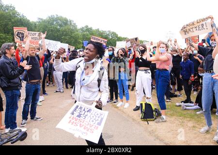 London, England. Juni 2020. Die schwarze Frau, die eine emotionale Rede auf den friedlichen Protest in der Speakers Corner des Hyde Parks hält, zusammen mit Tausenden von Londonern, die rot tragen, um Unterstützung für die Bewegung Black Lives Matter zu zeigen und für das Ende der Polizeibrutalität und des institutionellen Rassismus weltweit zu appellieren, gefolgt vom Tod von George Floyd. Stockfoto