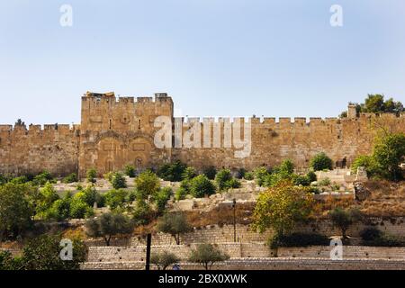 Noch Blick auf den Ölberg und Teil der Stadt Jerusalem mit Autos auf der Straße in der Nähe des Tempelbergs Stockfoto