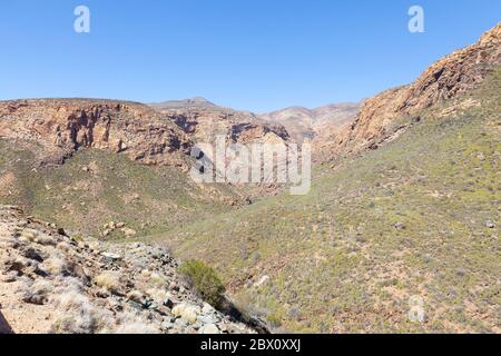 Blick auf schroffe Hügel im Huisrivier Pass, R62 zwischen Ladismith und Calitzdorp, Klein Karoo (Small Karoo), Western Cape, Südafrika Stockfoto