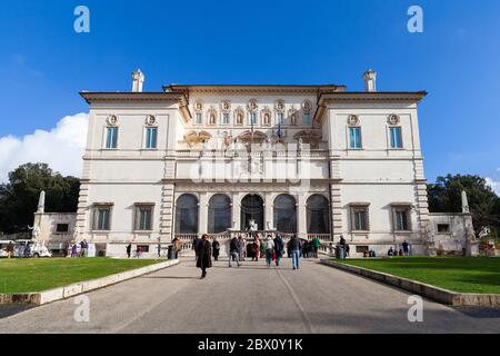 Rom, Italien - 13. Februar 2016: Touristen gehen an sonnigen Tagen zur Galleria Borghese Stockfoto