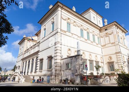 Rom, Italien - 13. Februar 2016: Touristen sind an sonnigen Tagen in der Nähe des Eingangs zur Galleria Borghese Stockfoto