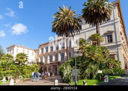 Rom, Italien - 13. Februar 2016: Touristen sind in der Nähe des Palazzo Barberini an sonnigen Tagen Stockfoto